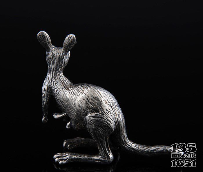 江镇公园袋鼠动物铜雕图片