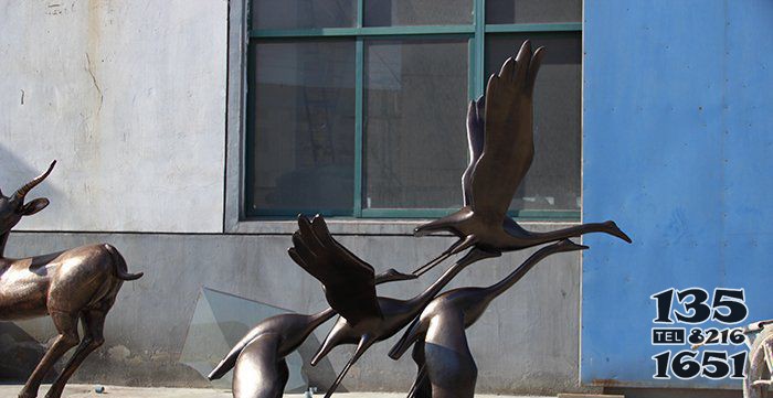 大雁飞翔铸铜动物铜雕图片
