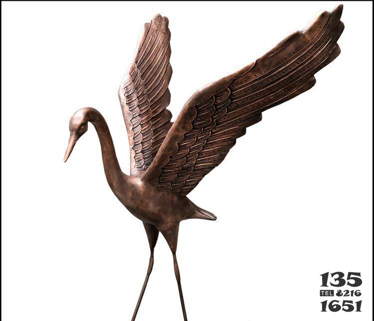小区展翅的仙鹤铜雕图片