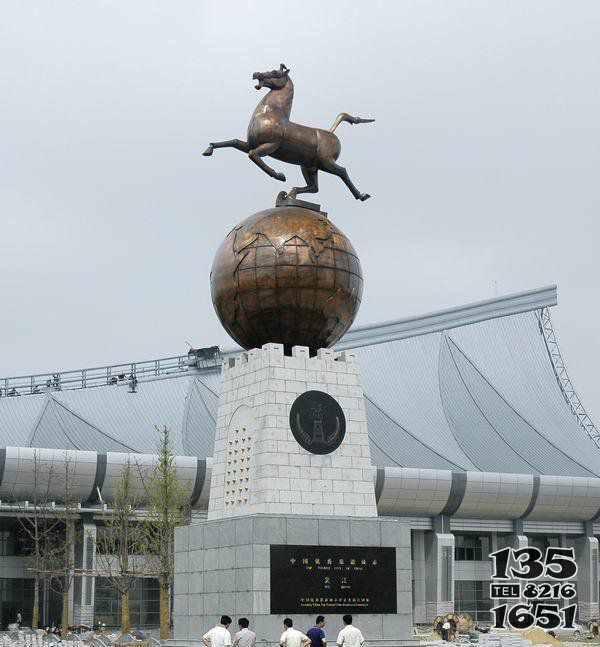 广场站在地球上的马景观铜雕图片