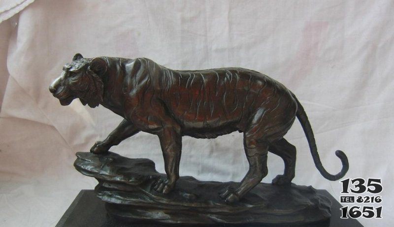公园老虎动物铜雕图片