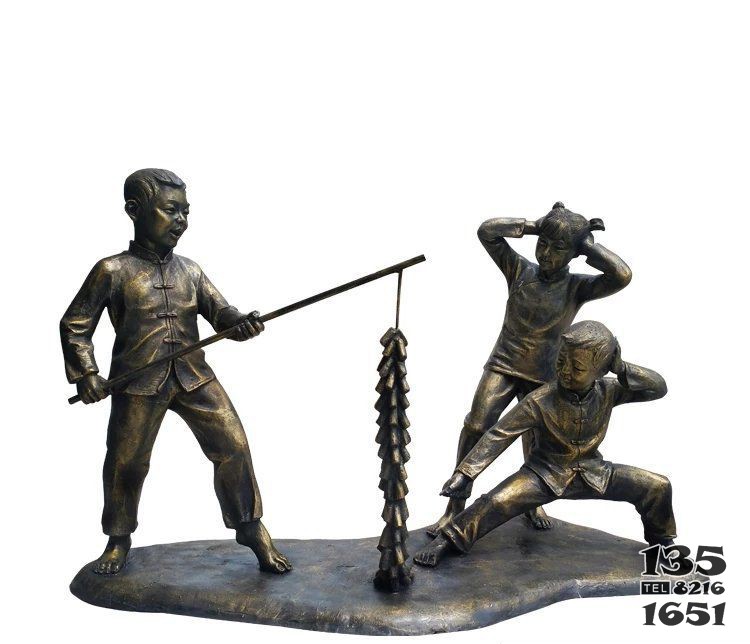 公园景观放鞭炮的人物铜雕图片