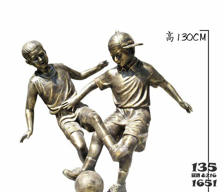校园踢足球的儿童铜雕图片