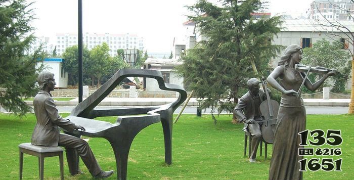 园林演奏乐器的人物景观铜雕图片