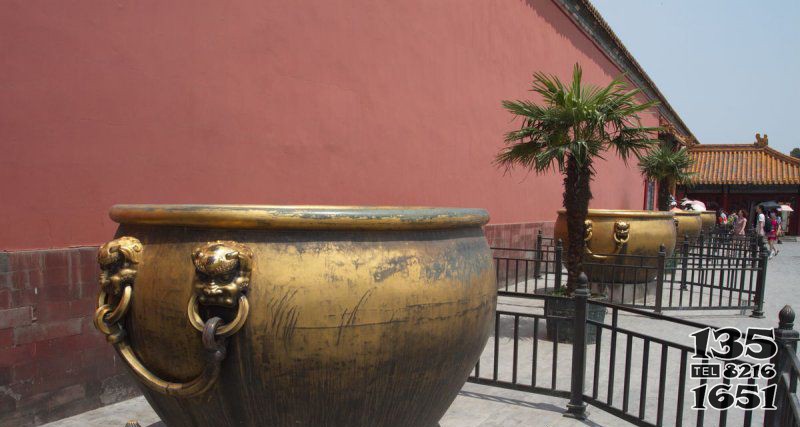 故宫铜水缸铜雕图片