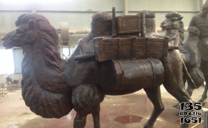 驮着东西的骆驼公园动物铜雕图片