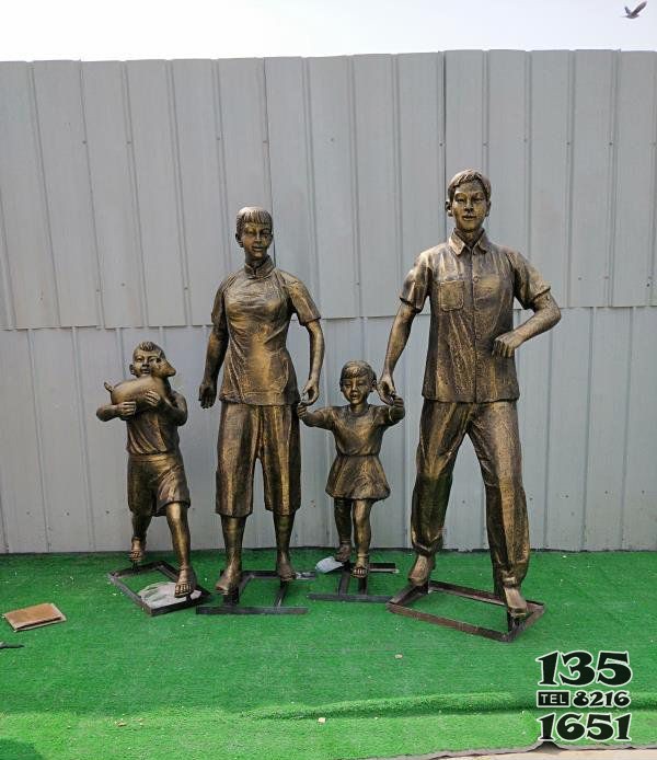 公园铜雕一家四口外出人物雕塑图片