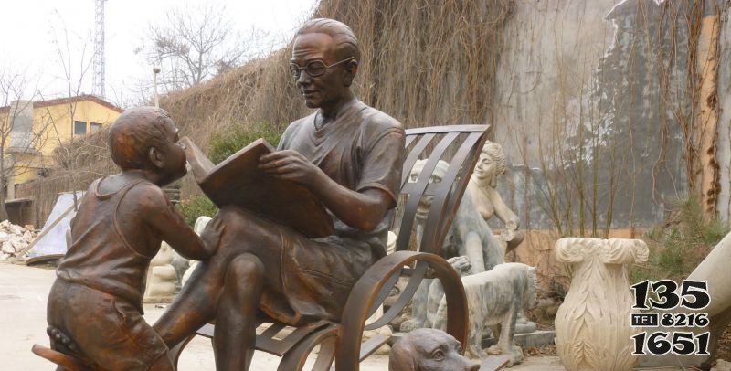 公园看书的老人和小孩小品铜雕图片