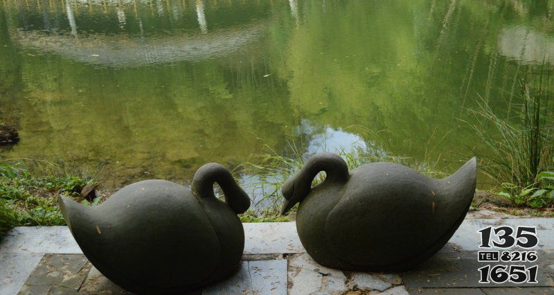 公园睡觉的抽象天鹅动物铜雕图片