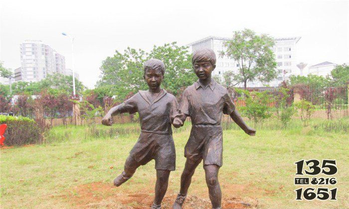 踢足球公园人物铜雕图片