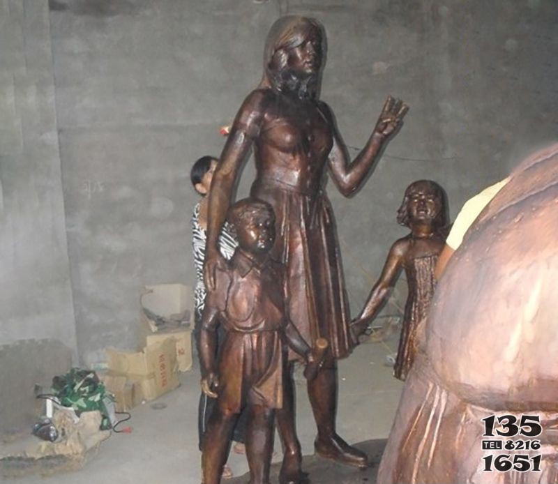 母亲与孩子合影公园人物铜雕图片