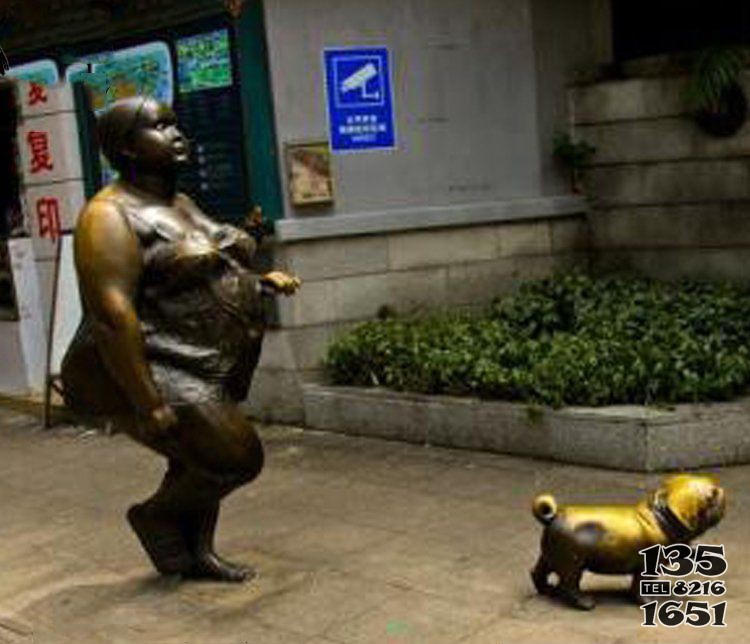 步行街遛狗人物铜雕图片