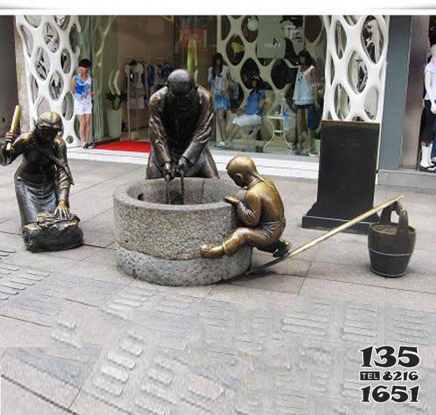 步行街从井里提水洗衣服人物小品铜雕图片