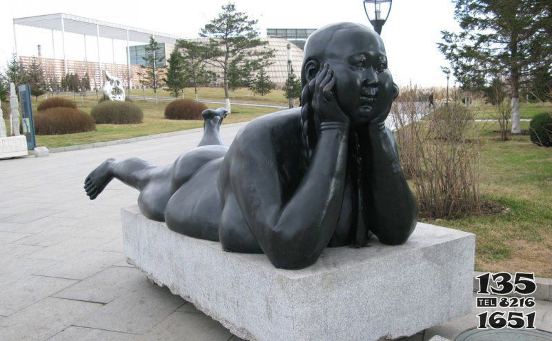 公园趴着的胖女孩景观铜雕图片