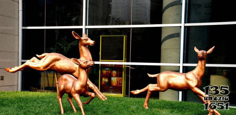 公园奔跑的小鹿动物铜雕图片