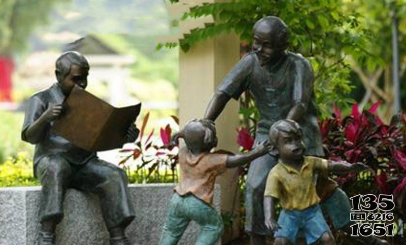 公园和爷爷玩耍的小孩小品铜雕图片