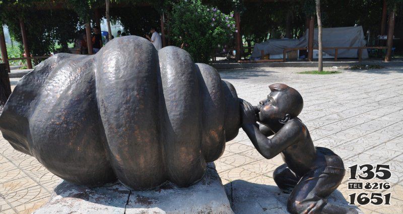 广场吹海螺的小男孩景观铜雕图片