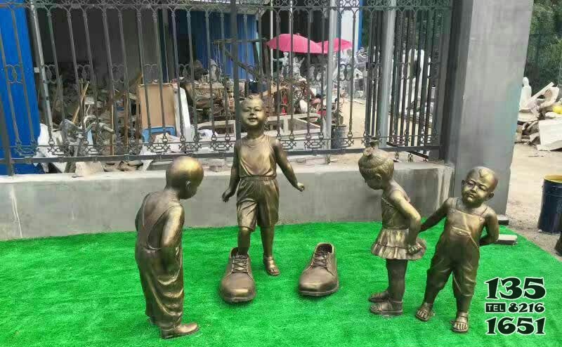 公园穿大鞋的儿童铜雕图片