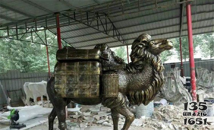 拖行李的骆驼动物铜雕图片