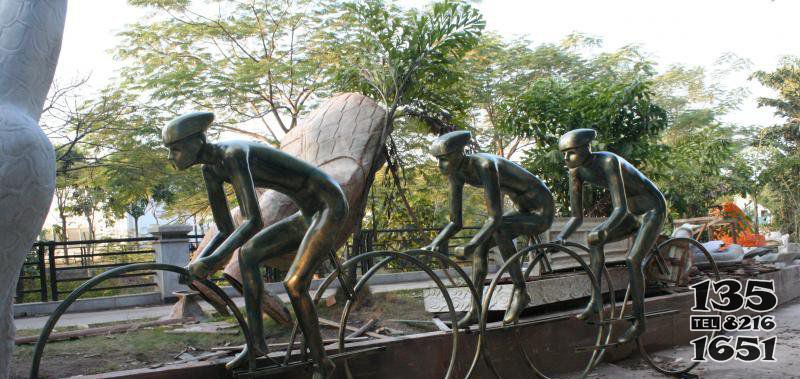 公园骑自行车的人物景观铜雕图片