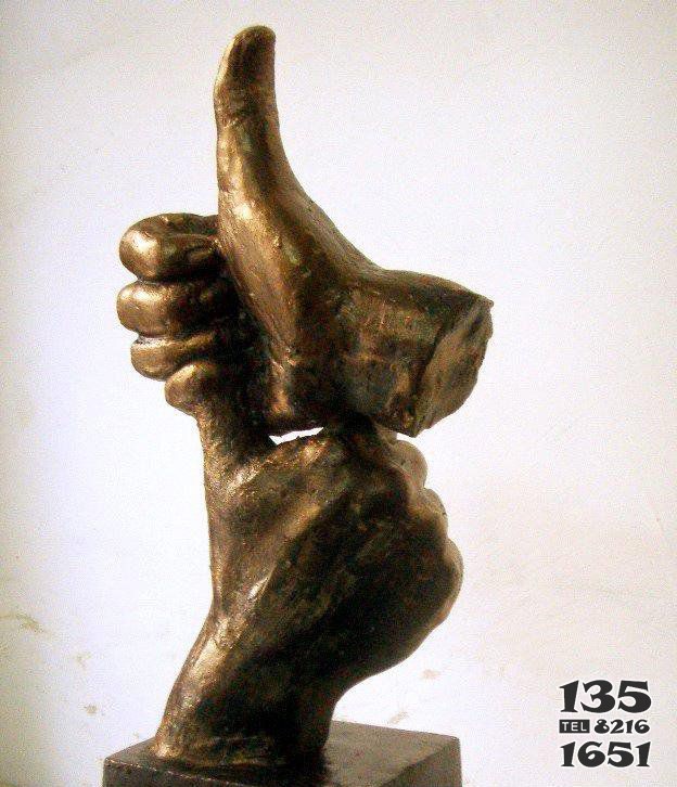 江镇园林竖大拇指的手景观铜雕图片