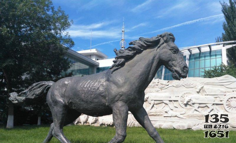 公园草地上的马动物铜雕图片