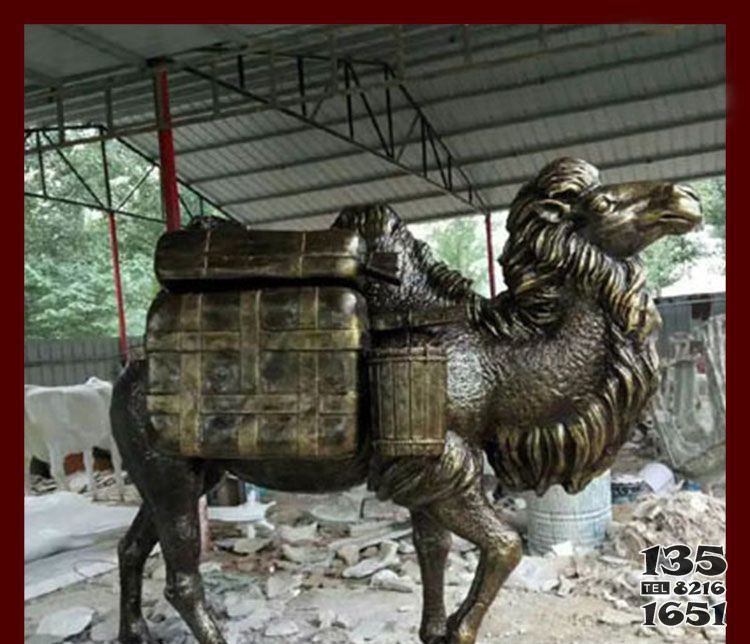 拖行李的骆驼动物铜雕图片