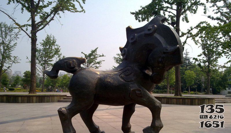 公园低头的抽象小马动物铜雕图片