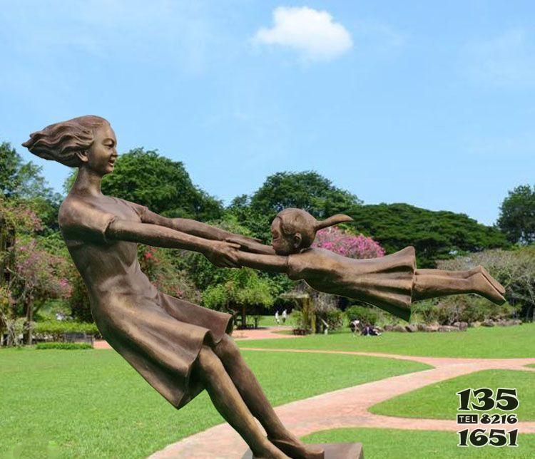 公园玩耍的母女铜雕图片
