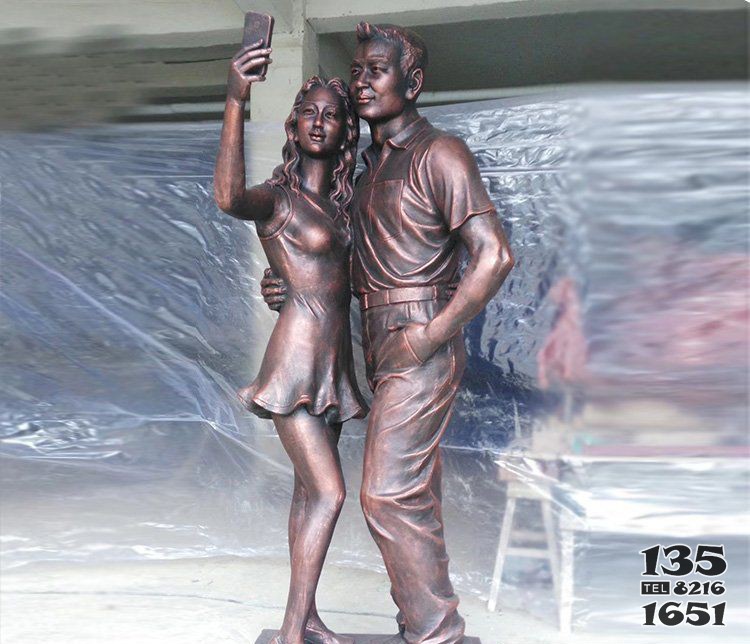 广场铜雕情侣拍照人物雕塑图片