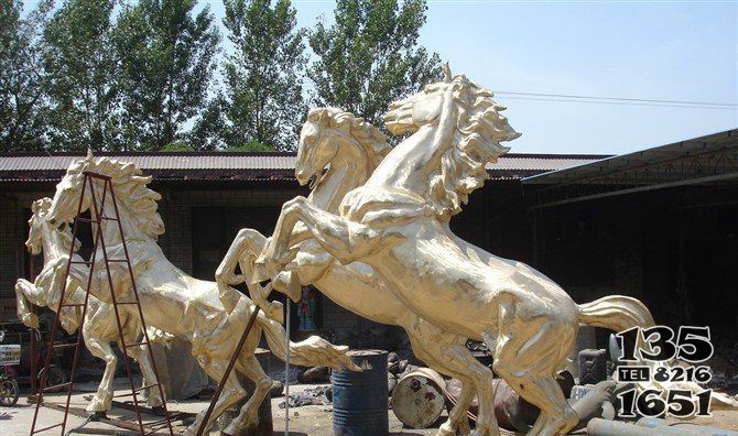 玻璃钢仿铜奔腾的马雕塑图片