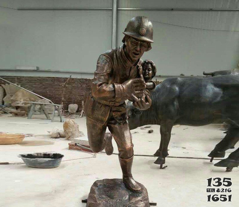灭火的消防员铜雕图片