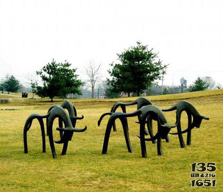 公园抽象牛铜雕图片