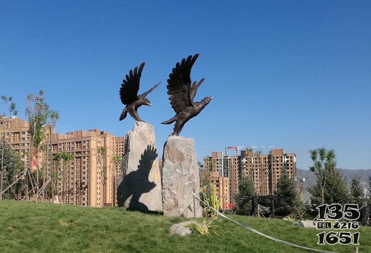 公园动物老鹰铜雕图片