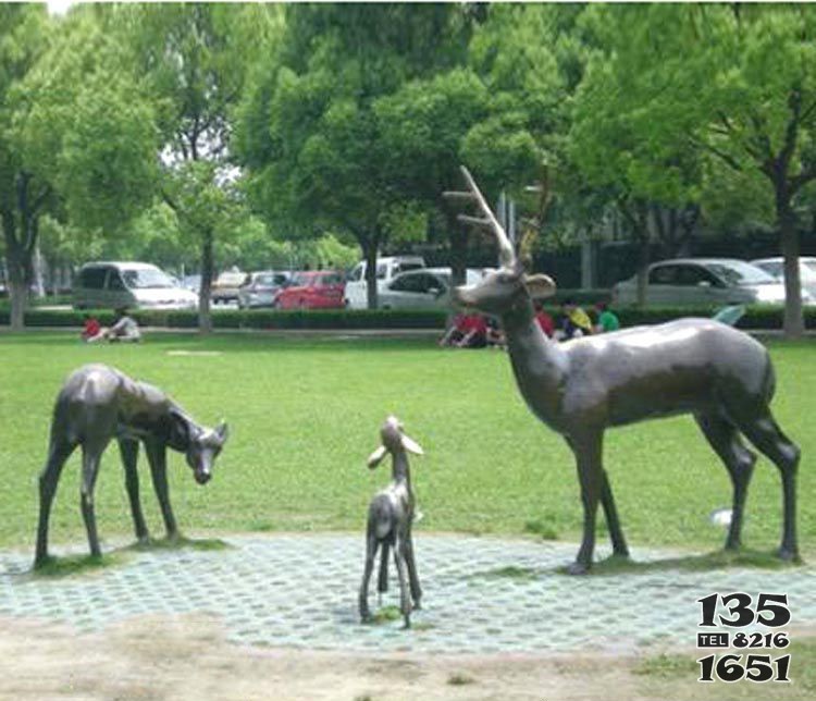 公园梅花鹿一家三口铜雕 图片