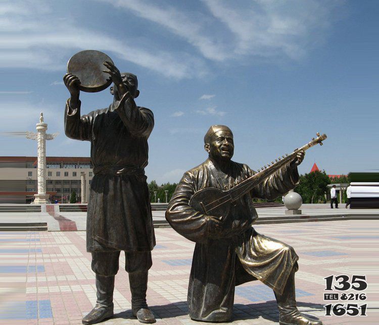 演奏乐器的少数民族人物铜雕图片