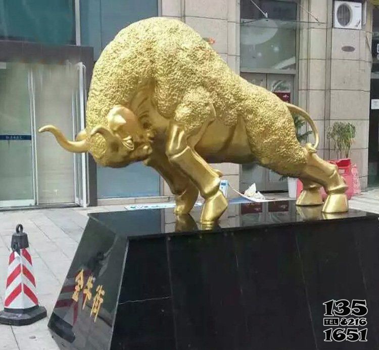 企业铜雕贴金黄牛招财动物雕塑图片