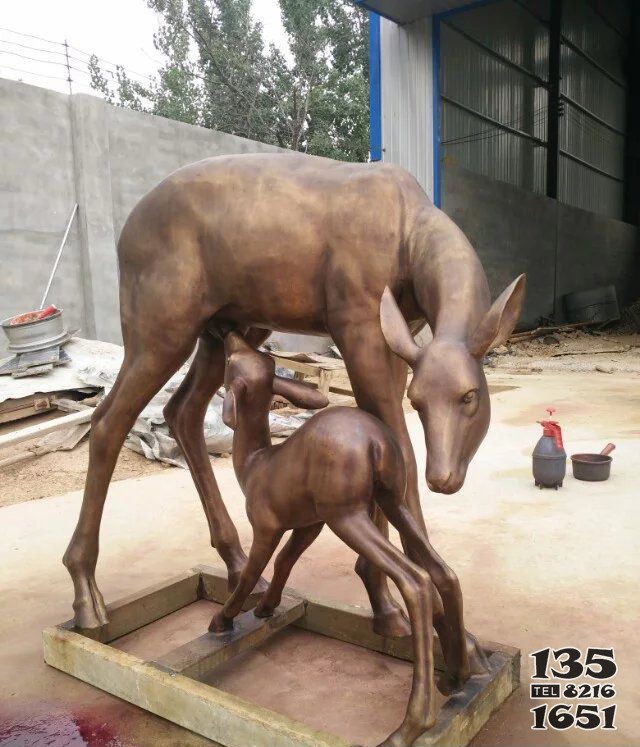 母子鹿公园动物铜雕图片
