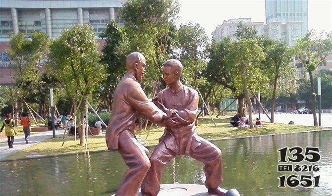 公园练太极拳的人物铜雕图片