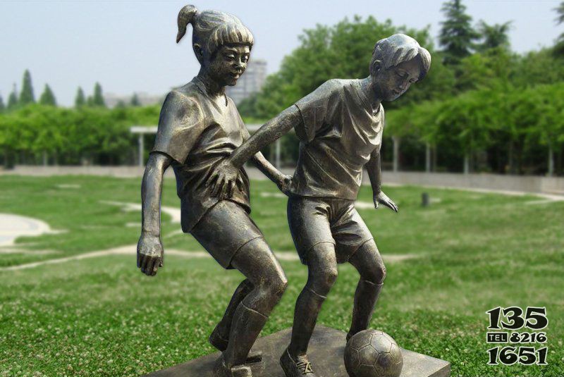校园铜雕学生踢球人物雕塑图片