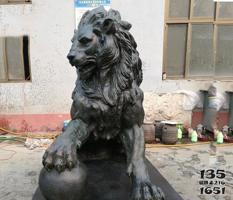 大型西方踩球狮子铜雕塑图片