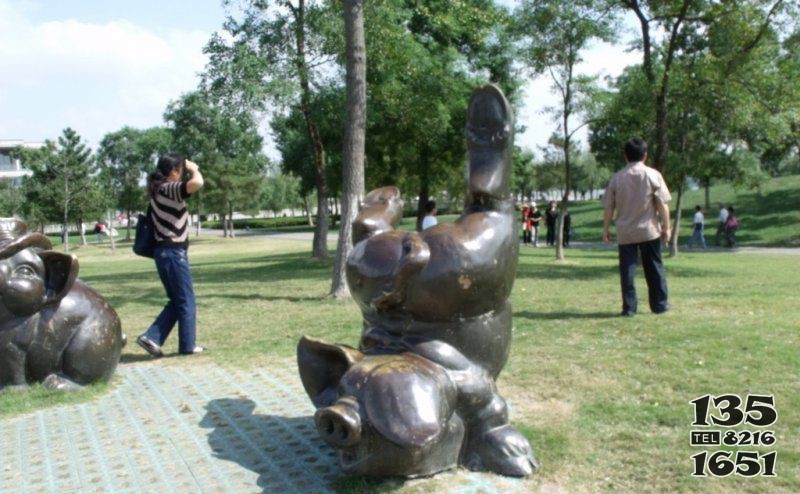 公园倒立的猪动物铜雕图片