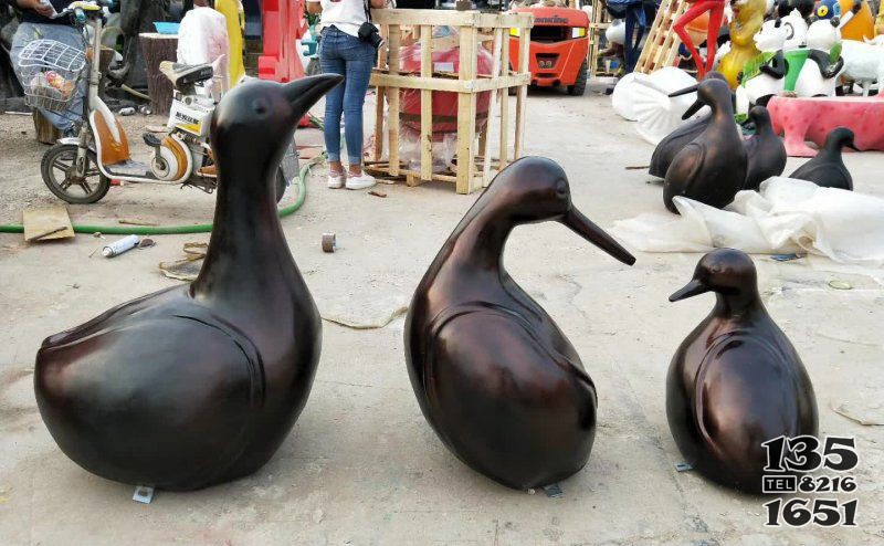 抽象鸭子铜雕图片