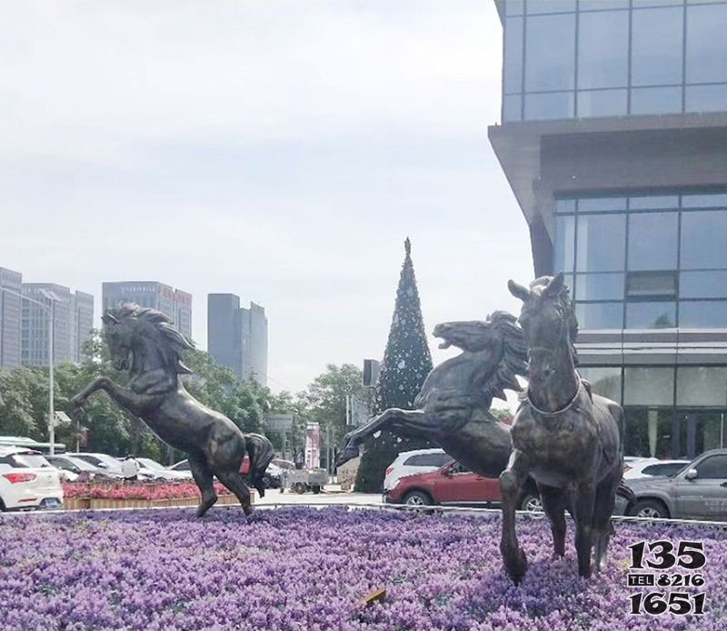广场动物奔跑的马铜雕图片