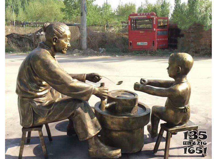 广场帮母亲磨豆浆小品人物铜雕图片