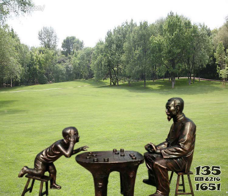 公园下象棋的爷孙俩小品铜雕图片