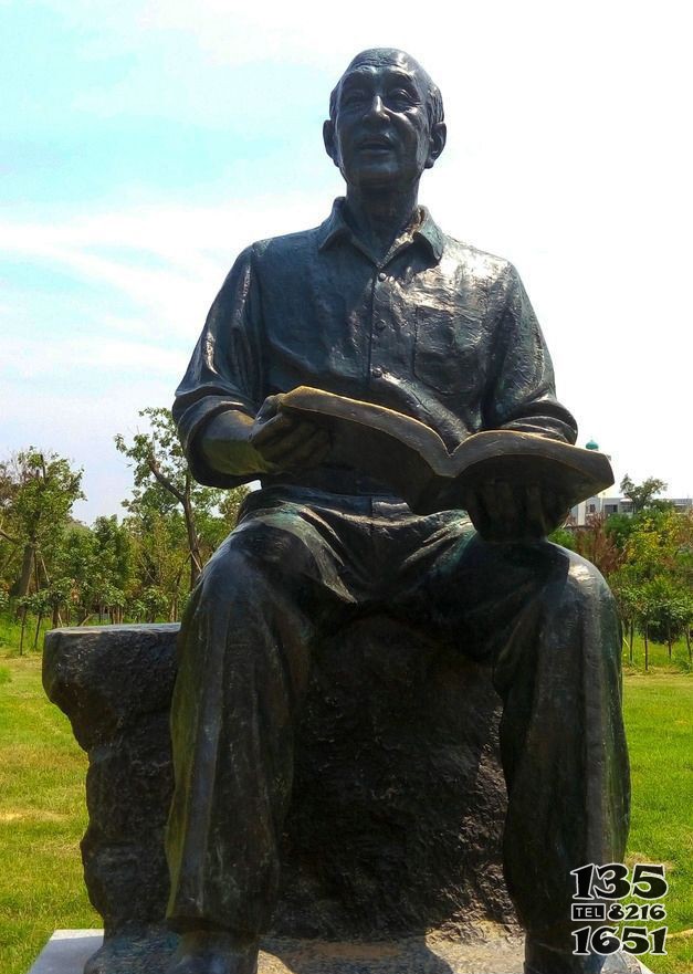 公园看书的老人人物铜雕图片