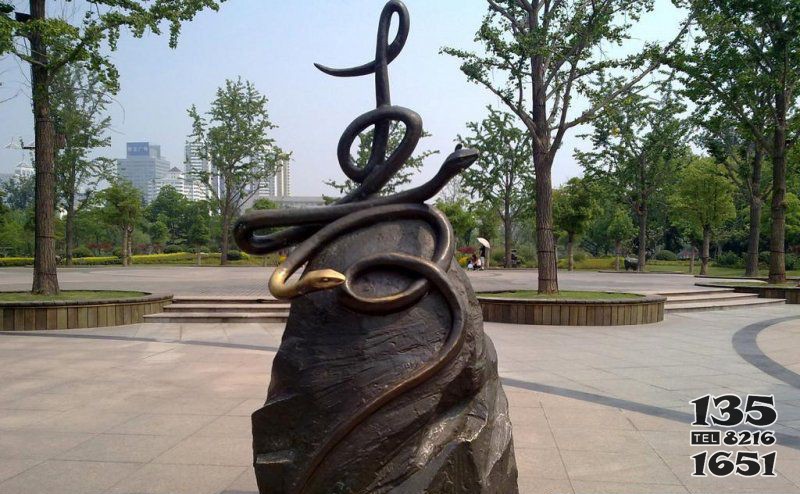 公园抽象蛇寿字景观铜雕图片