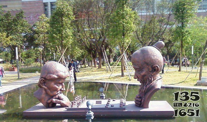 公园下中国象棋和国际象棋的抽象人物景观铜雕图片