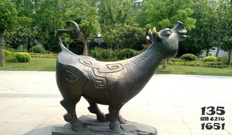 公园抽象牛动物铜雕图片